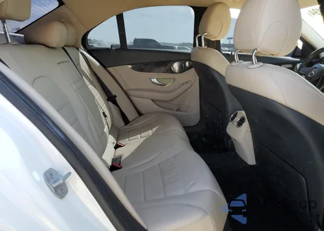 2015 Mercedes-Benz C 300 4Matic z USA, uszkodzony, nr VIN 55SWF4KB6FU020356